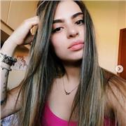 studentessa universitaria offre ripetizioni e aiuto compiti